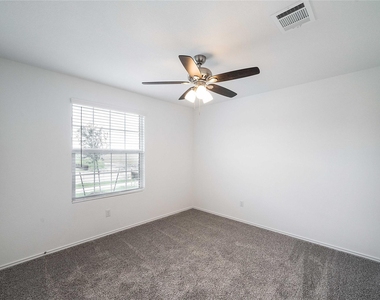 102 Sebring Cir - Photo Thumbnail 10
