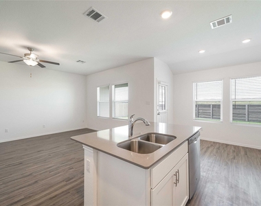 102 Sebring Cir - Photo Thumbnail 9