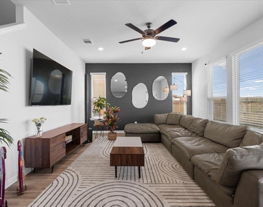 2120 Alice Jay Way - Photo Thumbnail 16