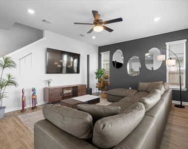 2120 Alice Jay Way - Photo Thumbnail 14