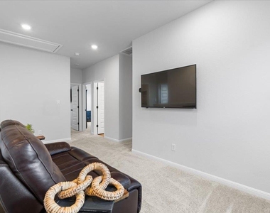 2120 Alice Jay Way - Photo Thumbnail 24