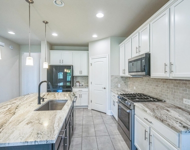 305 Crossvine Trl - Photo Thumbnail 3
