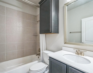 305 Crossvine Trl - Photo Thumbnail 5