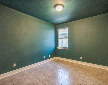 305 Crossvine Trl - Photo Thumbnail 9