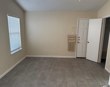 507 Cutty Trl - Photo Thumbnail 12