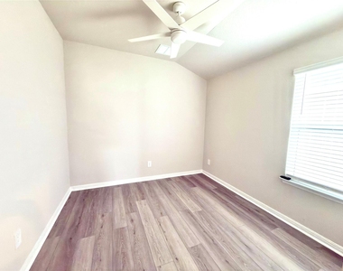 310 Fossil Dr - Photo Thumbnail 8