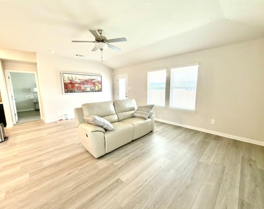 310 Fossil Dr - Photo Thumbnail 11