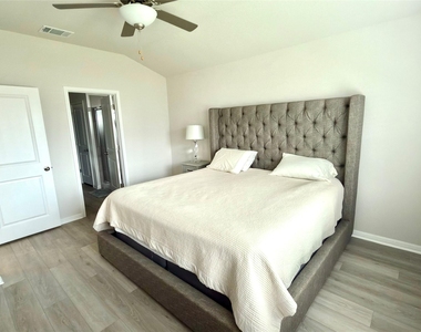 310 Fossil Dr - Photo Thumbnail 7