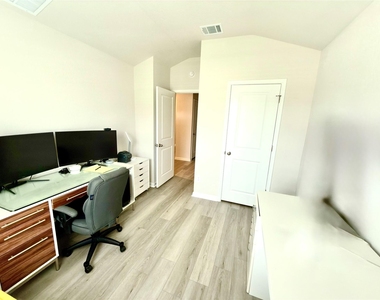 310 Fossil Dr - Photo Thumbnail 13