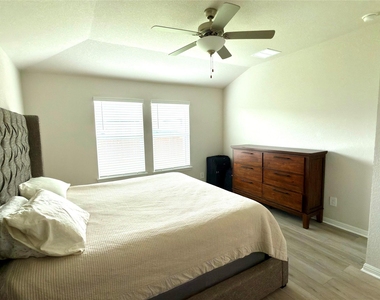 310 Fossil Dr - Photo Thumbnail 6