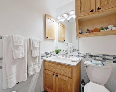 711 Eberhart Ln - Photo Thumbnail 5