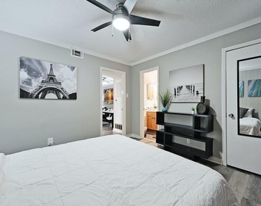 711 Eberhart Ln - Photo Thumbnail 4