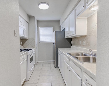 900 Sirocco Dr - Photo Thumbnail 9