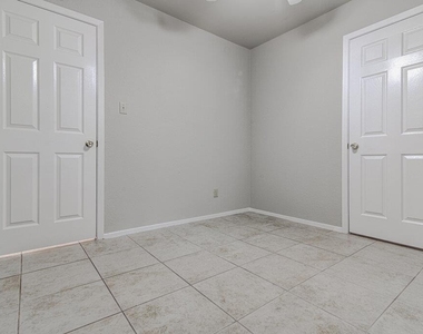 900 Sirocco Dr - Photo Thumbnail 12
