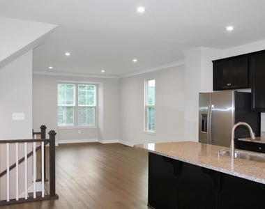 2061 Lockwood Dr - Photo Thumbnail 5