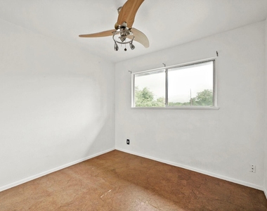 903 Aurora Cir - Photo Thumbnail 14