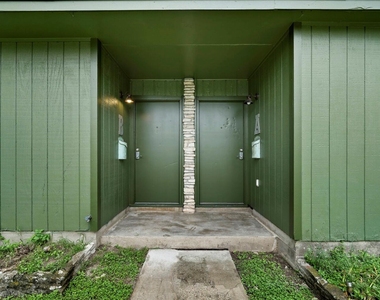 903 Aurora Cir - Photo Thumbnail 2