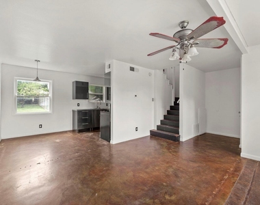 903 Aurora Cir - Photo Thumbnail 4