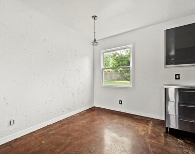 903 Aurora Cir - Photo Thumbnail 11
