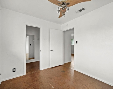 903 Aurora Cir - Photo Thumbnail 15