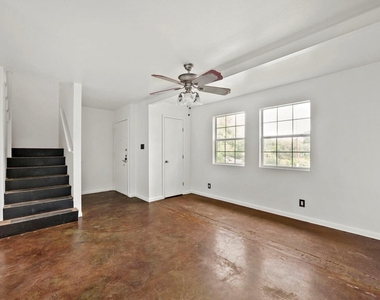 903 Aurora Cir - Photo Thumbnail 6