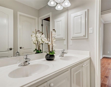 10140 Brimfield Dr - Photo Thumbnail 15