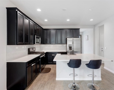 420 Winding Hollow Ln - Photo Thumbnail 3