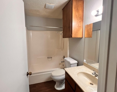 301 12th St - Photo Thumbnail 6