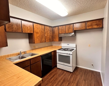 301 12th St - Photo Thumbnail 8