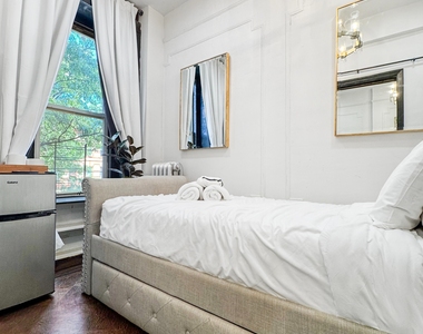 248 Vernon Avenue - Photo Thumbnail 2