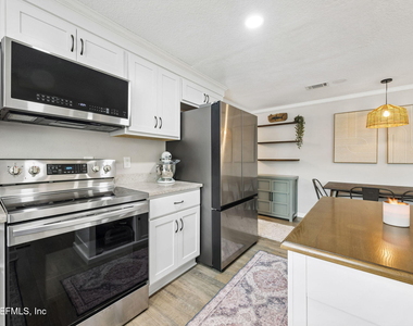 2638 Stern Drive N - Photo Thumbnail 8