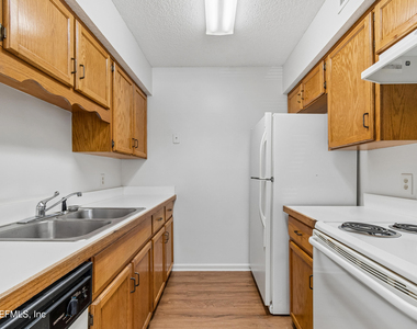 702 Meadowbrook Drive - Photo Thumbnail 5