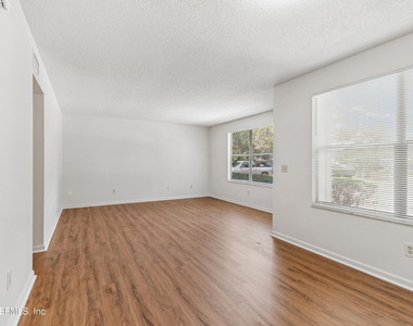 702 Meadowbrook Drive - Photo Thumbnail 4