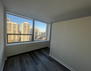 1360 N Sandburg Terrace - Photo Thumbnail 6