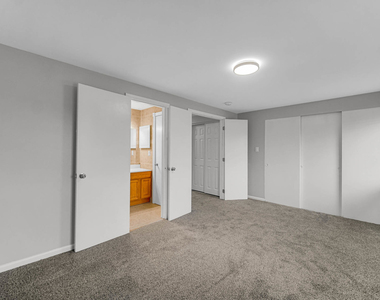 451 Yorkshire Square - Photo Thumbnail 7