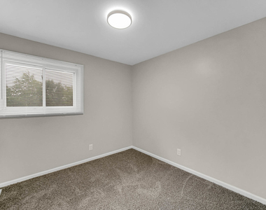 451 Yorkshire Square - Photo Thumbnail 11
