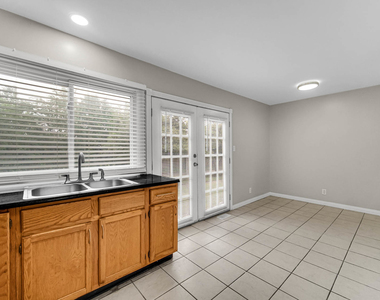 451 Yorkshire Square - Photo Thumbnail 4