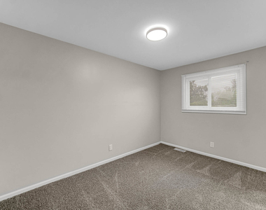 451 Yorkshire Square - Photo Thumbnail 10