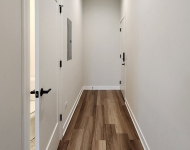 1348 W Roscoe Street - Photo Thumbnail 6
