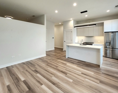 1348 W Roscoe Street - Photo Thumbnail 4