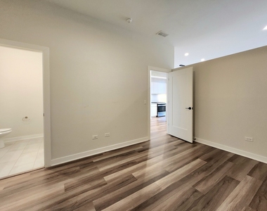 1348 W Roscoe Street - Photo Thumbnail 11