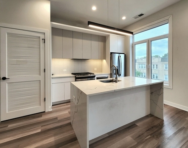 1348 W Roscoe Street - Photo Thumbnail 3