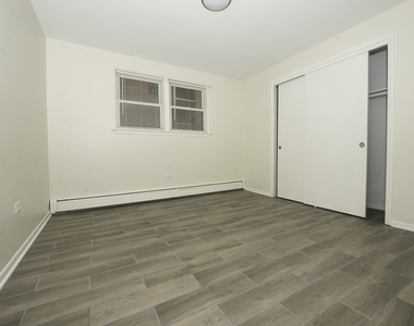 2402 N 76 Court - Photo Thumbnail 4