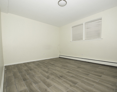 2402 N 76 Court - Photo Thumbnail 5