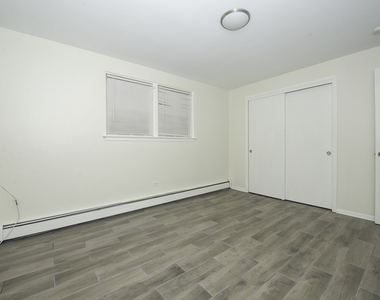 2402 N 76 Court - Photo Thumbnail 6
