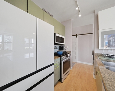 451 W Huron Street - Photo Thumbnail 10