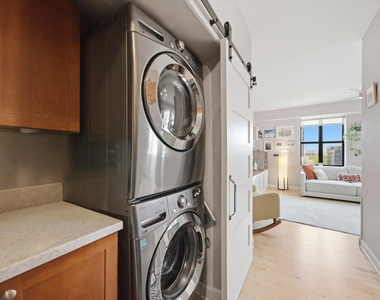 451 W Huron Street - Photo Thumbnail 17
