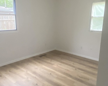 212 Romayne Avenue - Photo Thumbnail 3