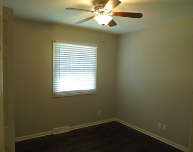 1130 Laurel Drive - Photo Thumbnail 11