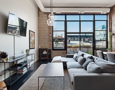 215 N Aberdeen Street - Photo Thumbnail 3